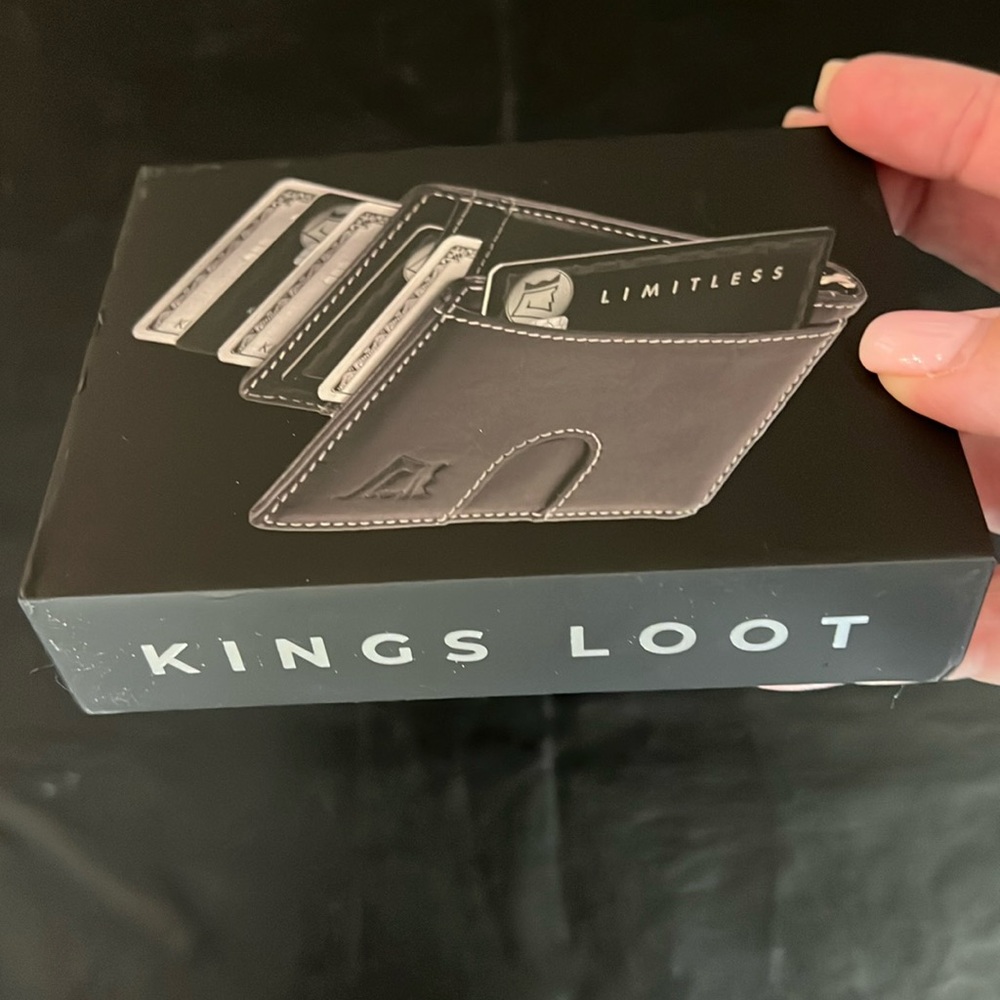 King Loot’s hybrid wallet in dark blue